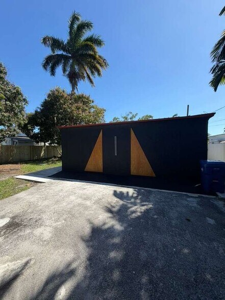 Building Photo - 14240 S Biscayne River Dr