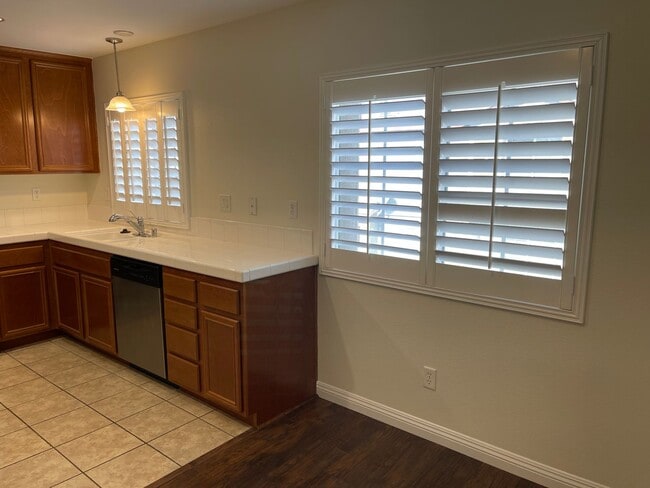 Building Photo - Cozy Town Home For Rent