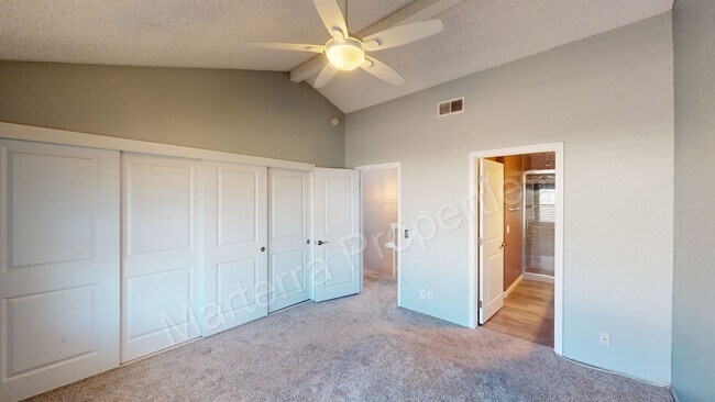 Building Photo - Beautiful 2 Bed/2.5 Bath Townhome