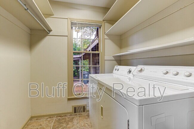 Building Photo - 654 Anderson St