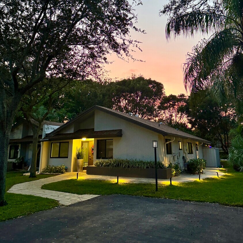 Building Photo - 3936 Arelia Dr S