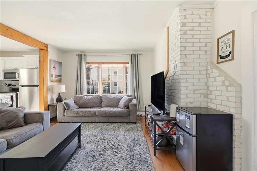 Building Photo - 13 Holland St