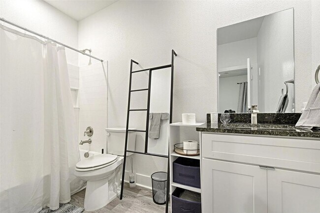 Building Photo - Modern 3BR/2BA Home with Washer/Dryer and ...