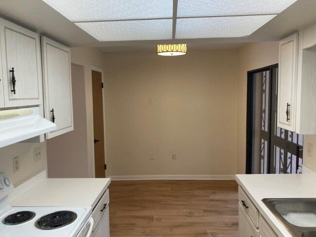 Building Photo - 3 Bedroom 2 Bathroom Condo at Palomar Plac...