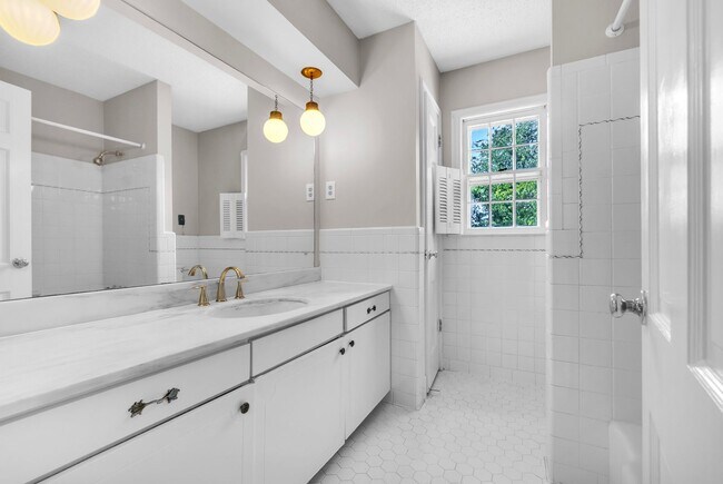 Building Photo - Newly Renovated 4-Bedroom Home in Germanto...