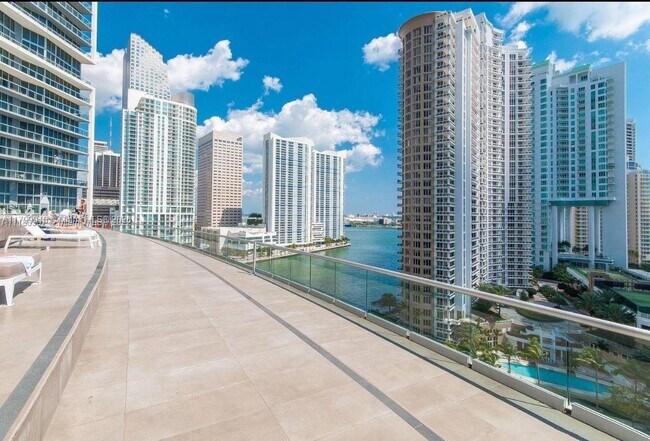 Building Photo - 495 Brickell Ave