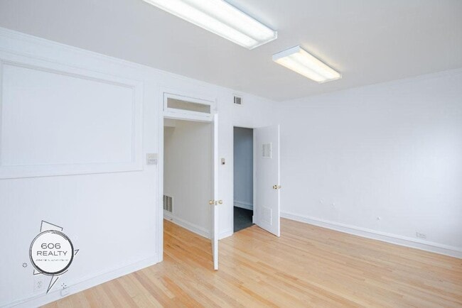 Building Photo - 1550 W 95th St