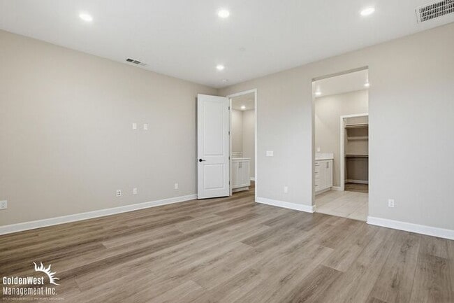 Building Photo - Bright & Modern 3Bdm 2Ba Townhome in Vista!