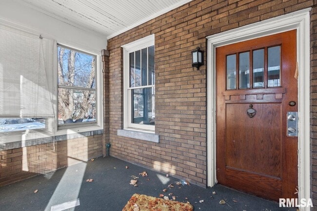 Building Photo - 1816 W Callender Ave