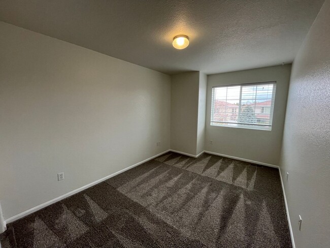 Building Photo - 5 Bed, 3.5 Bath with A/C, Available Now! -...