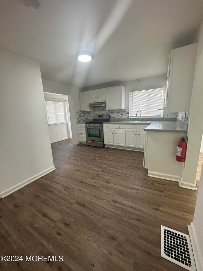 Building Photo - 56 Steiner Ave