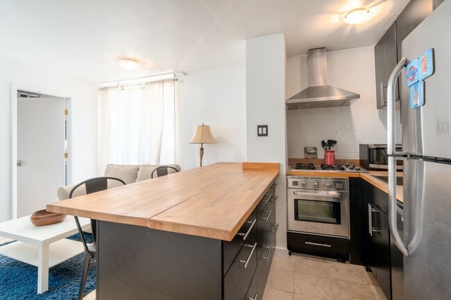 Building Photo - Sunny 2 BR at Claridge House Coop