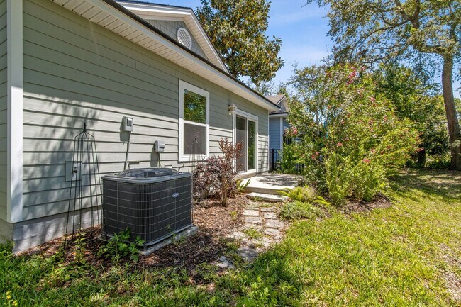 Building Photo - Amelia Island Cottage - Excellent condition