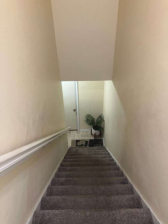 Building Photo - One Bedroom Condo with Loft, One-car Garag...