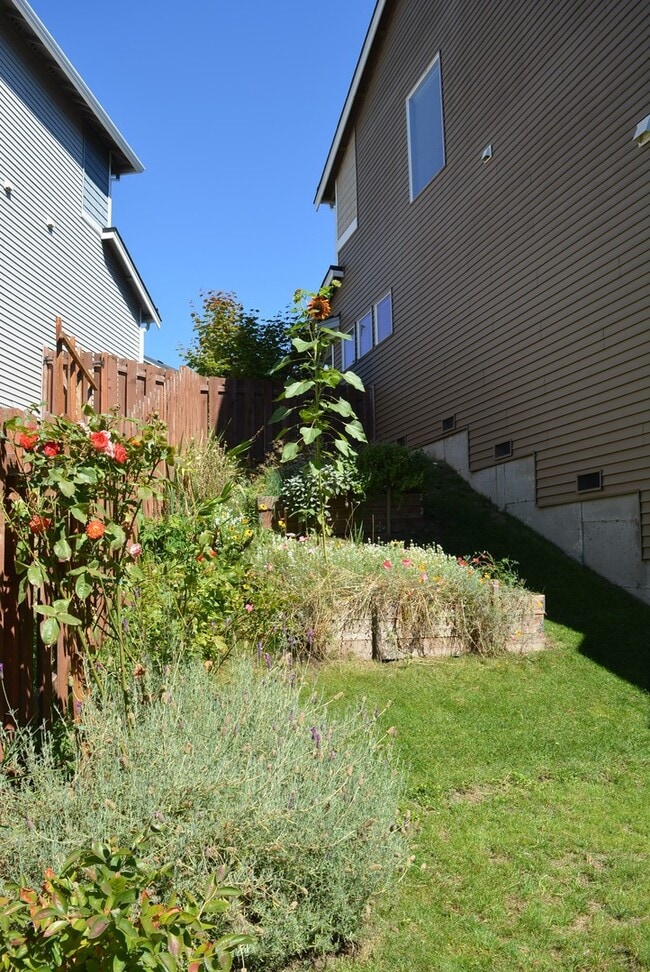 Building Photo - Amazing 4 bedroom home on Tumwater Hill!!