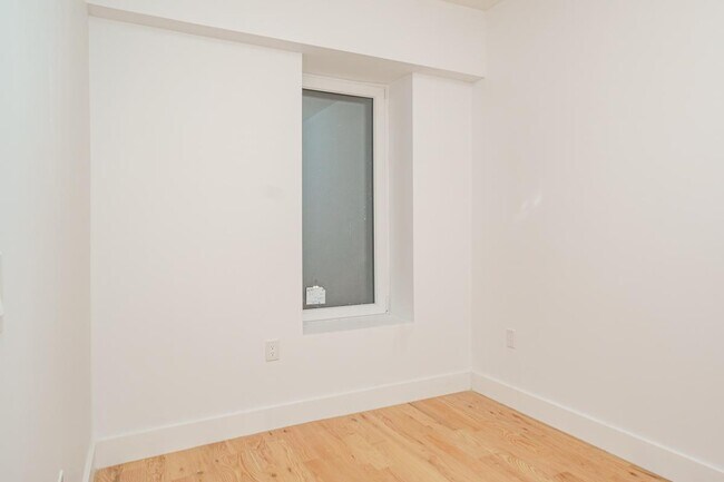 Building Photo - 472 Gates Ave