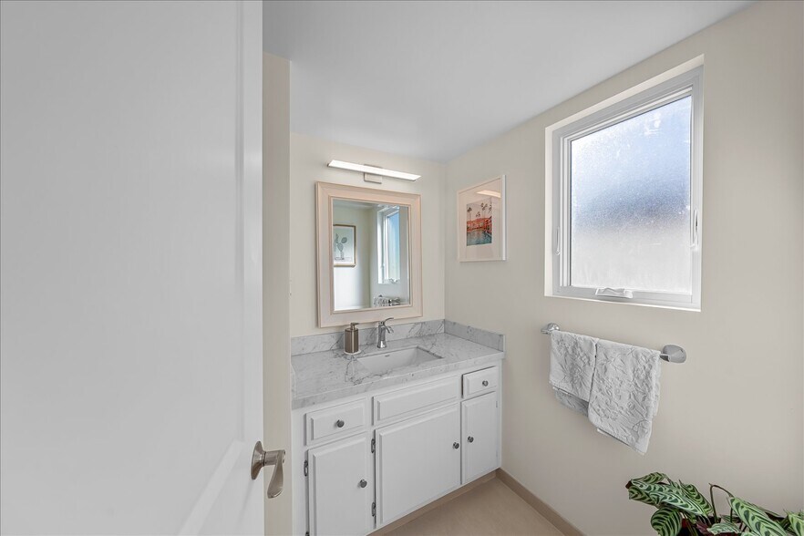 Building Photo - 760 Manhattan Beach Blvd