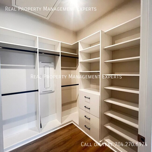 Building Photo - 3162 Hutton Gdns Ln