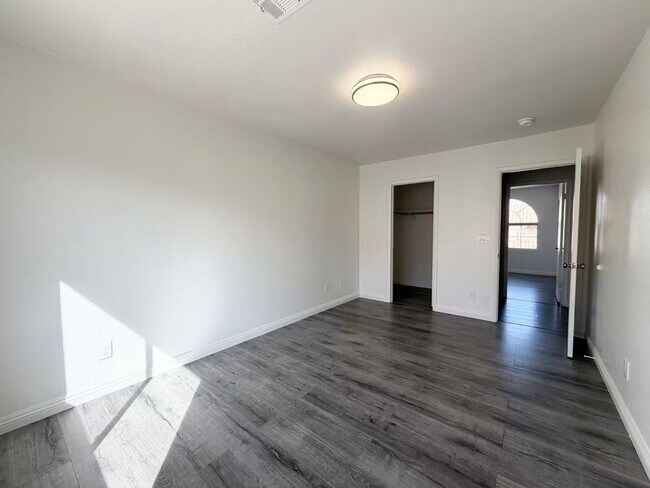 Building Photo - Beautifully renovated and move-in ready home located in the heart of Green Valley
