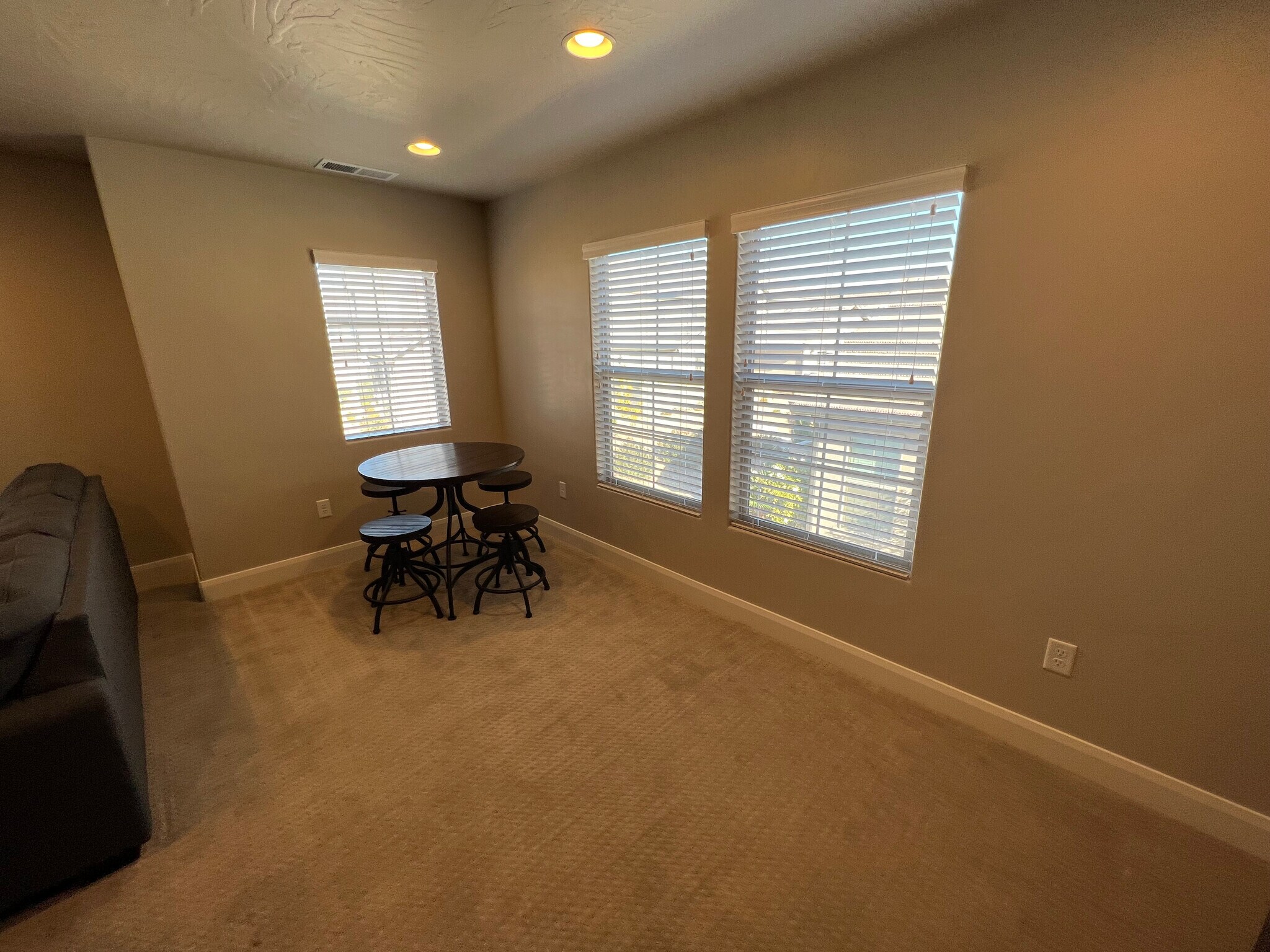 Building Photo - 1911 E Fiesta Ln