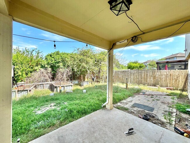 Building Photo - Gorgeous 3 Bed 2.5 Bath Single Family Home