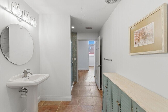 Building Photo - 500 Main St