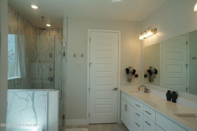 Building Photo - 787 Clearwater Ave