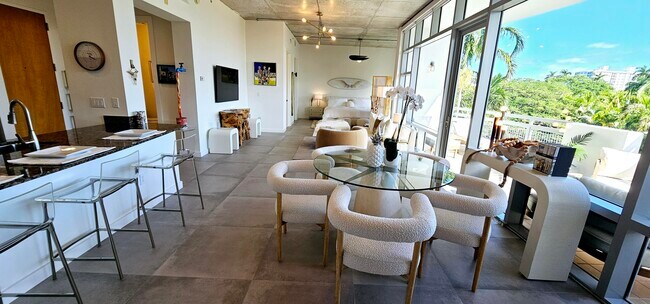 Building Photo - 365 SE 6th Ave