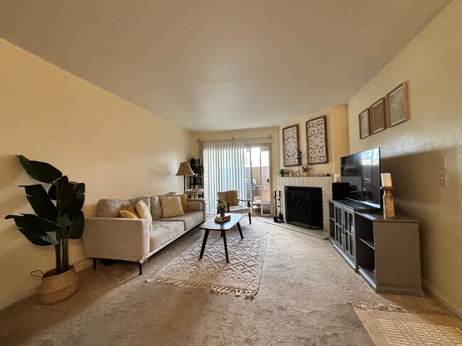 Building Photo - 2 Bedrooms 2 full bathrooms condo in San D...