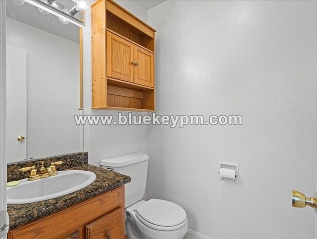 Building Photo - 3 Bed, 1.5 Bath Townhome in Hazel Dell Near Salmon Creek Regional Park