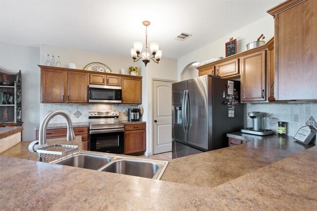 Building Photo - 104 Cowal Dr N