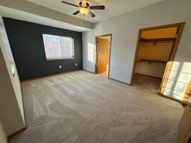 Building Photo - Large 2 Bedroom, 2 Bath apartment with 2 car garage