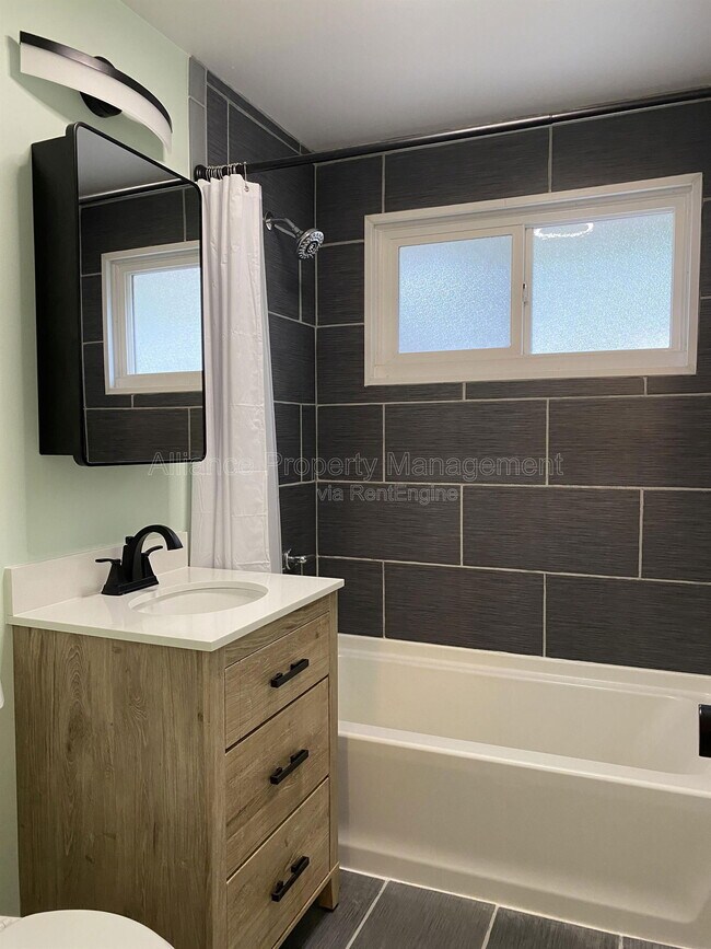 Building Photo - 2605 Lark Dr