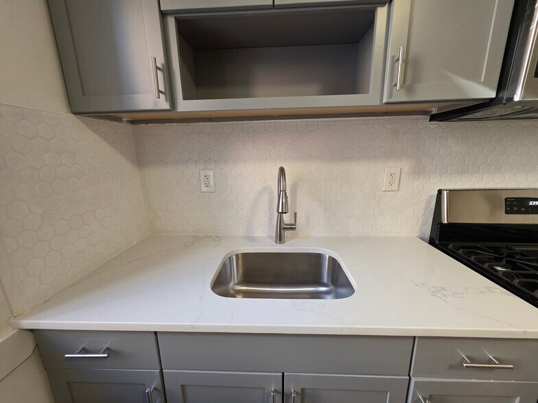 Building Photo - 5 Kenmore Ave