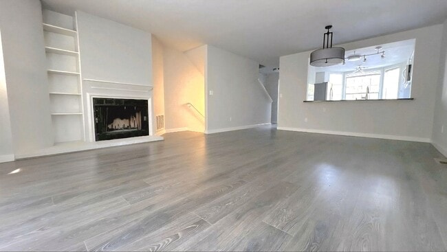 Building Photo - Kirkland 2 Bedroom 2.5 Bath Springbrook Co...