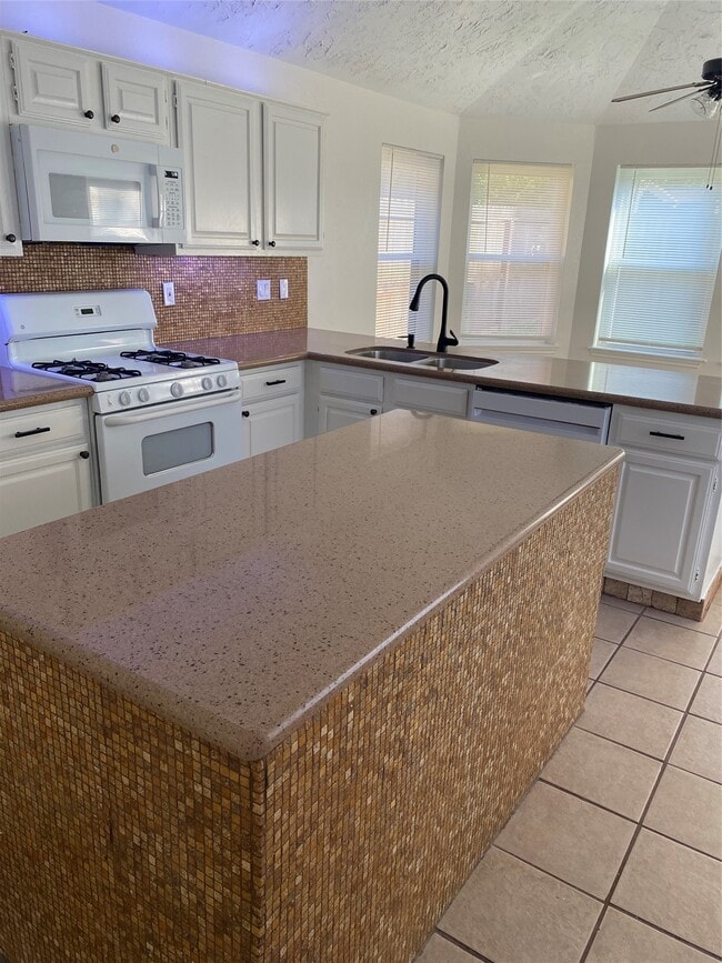 Building Photo - 2023 Havenhouse Dr