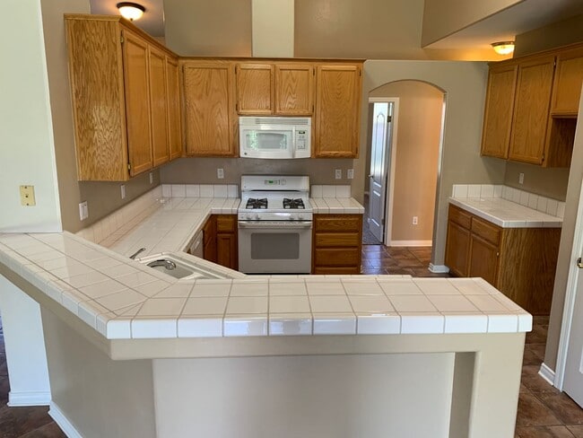 Building Photo - River Oaks Area Stockdale Highway & Buena Vista 93311 4+2 $2600