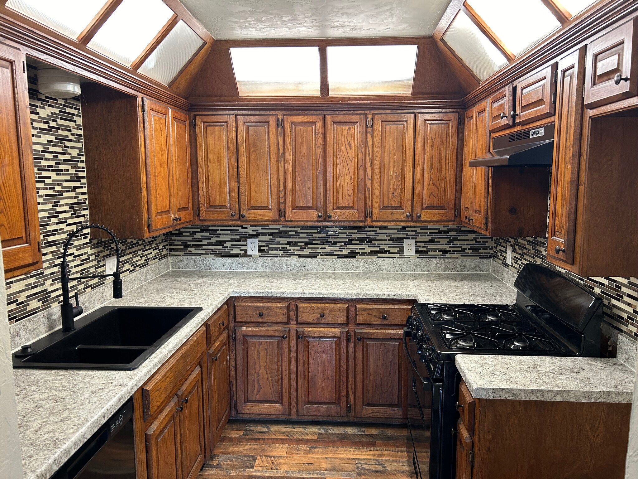 Building Photo - 607 N Robin Way