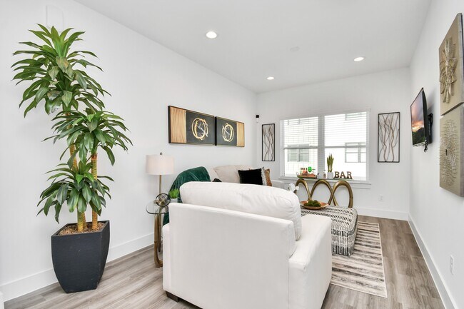 Building Photo - 2003 Laverne Holw Ln