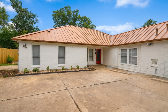 Building Photo - 1005 W MLK -  West Campus, 5 min walk to UT, large backyard.