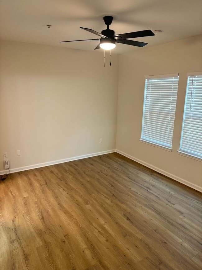 Building Photo - Barrington Park Condos! Renovated Ground F...