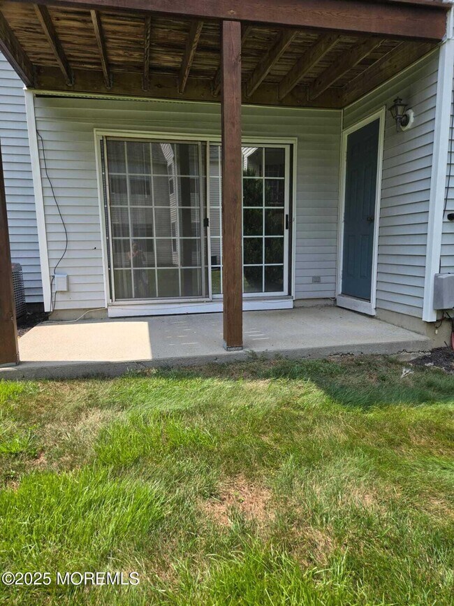 Building Photo - 127 Wellington Ct