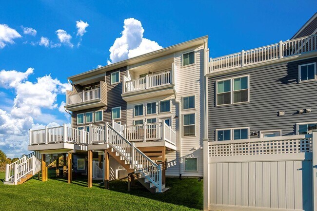 Building Photo - The Enclave At Gambrill View