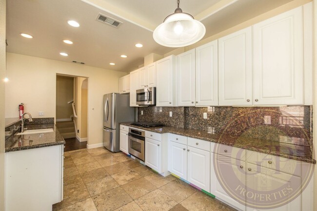 Building Photo - Sunset - 3 BR, 3.5 BA Townhouse 2,225 Sq. ...