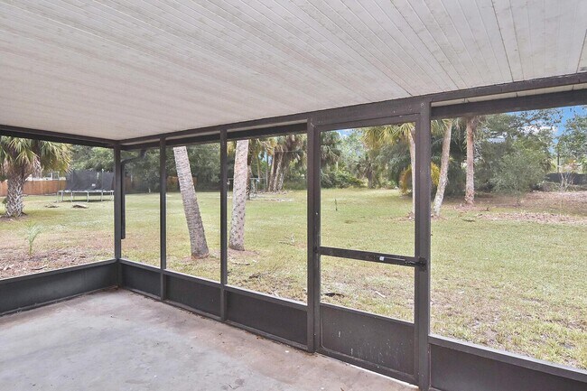 Building Photo - 1202 E 7th St