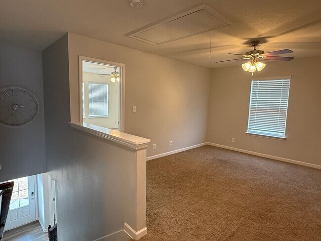 Building Photo - Beautiful 4 bedroom 2.5 bath home located in the Cliffs subdivision!