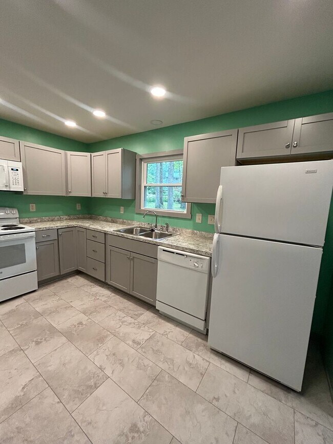 Building Photo - Charming 3 Bedroom Brick Ranch in Park Forest