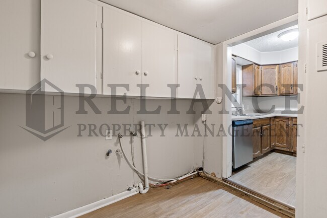 Building Photo - 220 E 44th St S