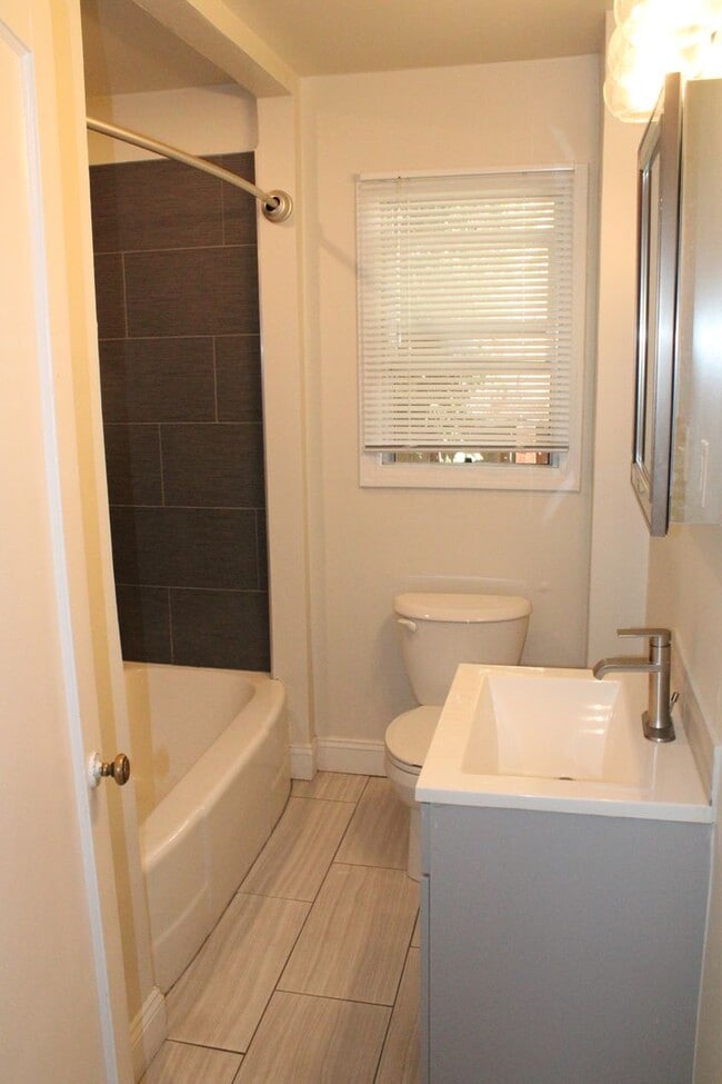 Building Photo - Updated One Bedroom, One Bathroom Duplex n...