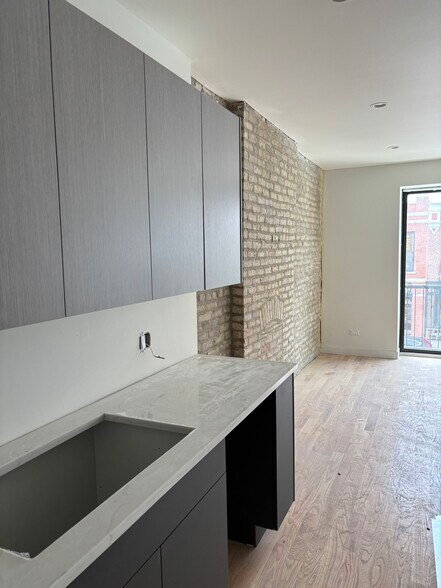 Building Photo - 2445 N Lincoln Ave